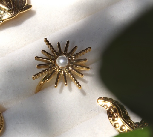 Bague dorée soleil rayonnant avec perle centrale