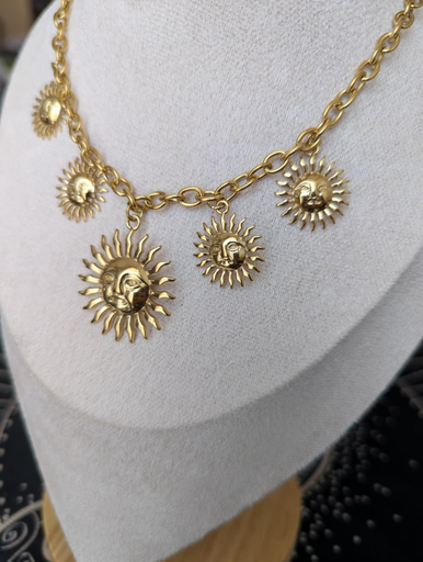 Collier solaire dorée XXL pendentif central mini soleil