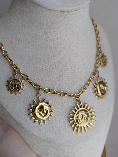 Collier doré astres expressifs soleil lune
