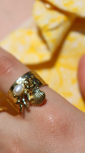 Bague dorée large avec breloques marines 